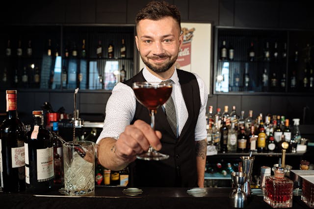 Passez une soirée dans l'un des bars de nuit branchés de Tarbes, pour une ambiance conviviale et musicale jusqu'au bout de la nuit.